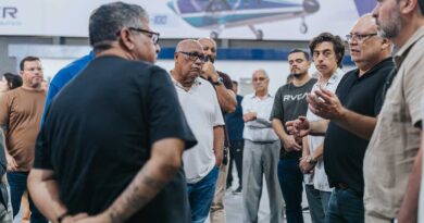 Profissionais cooperativados em reunião sobre projetos aeronáuticos em Maricá