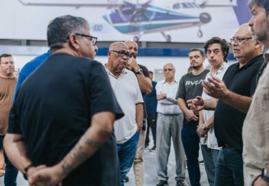 Profissionais cooperativados em reunião sobre projetos aeronáuticos em Maricá