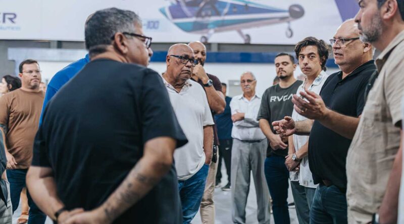 Profissionais cooperativados em reunião sobre projetos aeronáuticos em Maricá