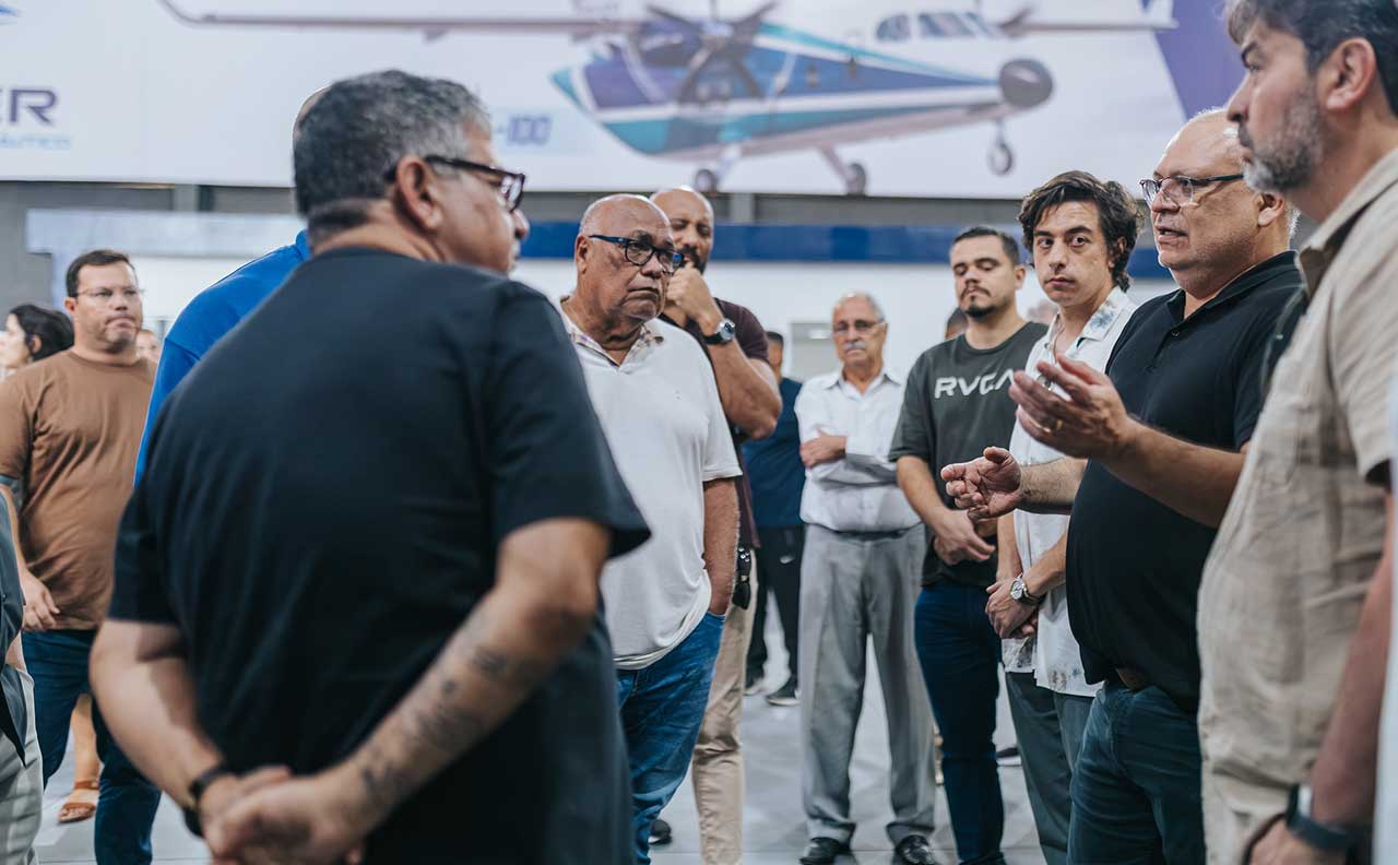 Profissionais cooperativados em reunião sobre projetos aeronáuticos em Maricá