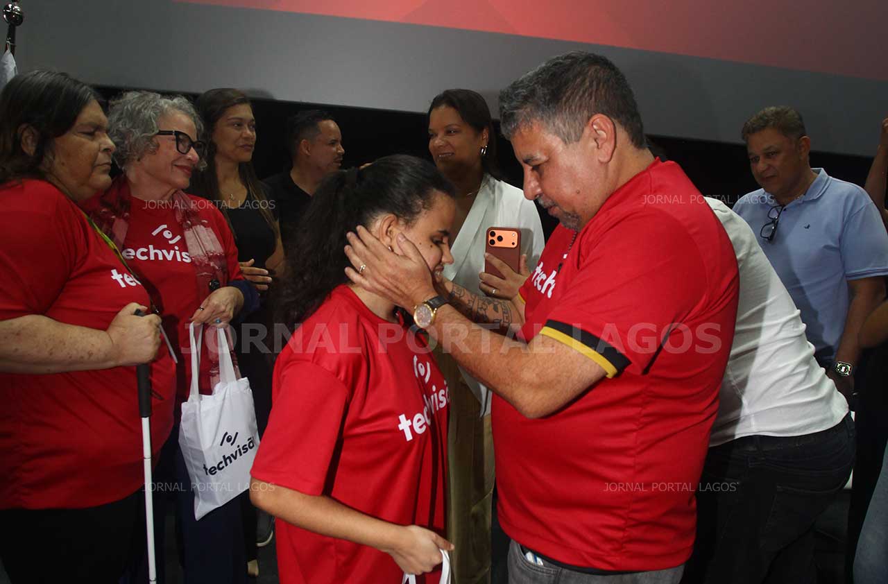 Quaquá entrega primeiro óculos com inteligência artificial do TechVisão para Joyce no Cine Henfil.