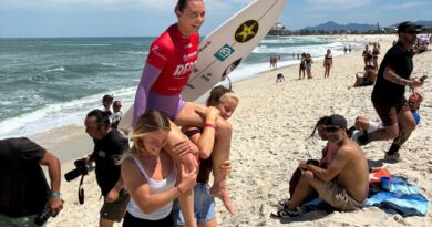 Atleta compete na Praia de Itaúna durante o WSL REMA 2026