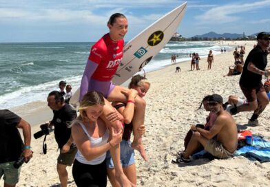 Atleta compete na Praia de Itaúna durante o WSL REMA 2026