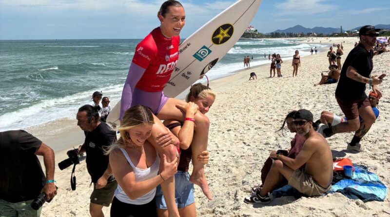 Atleta compete na Praia de Itaúna durante o WSL REMA 2026