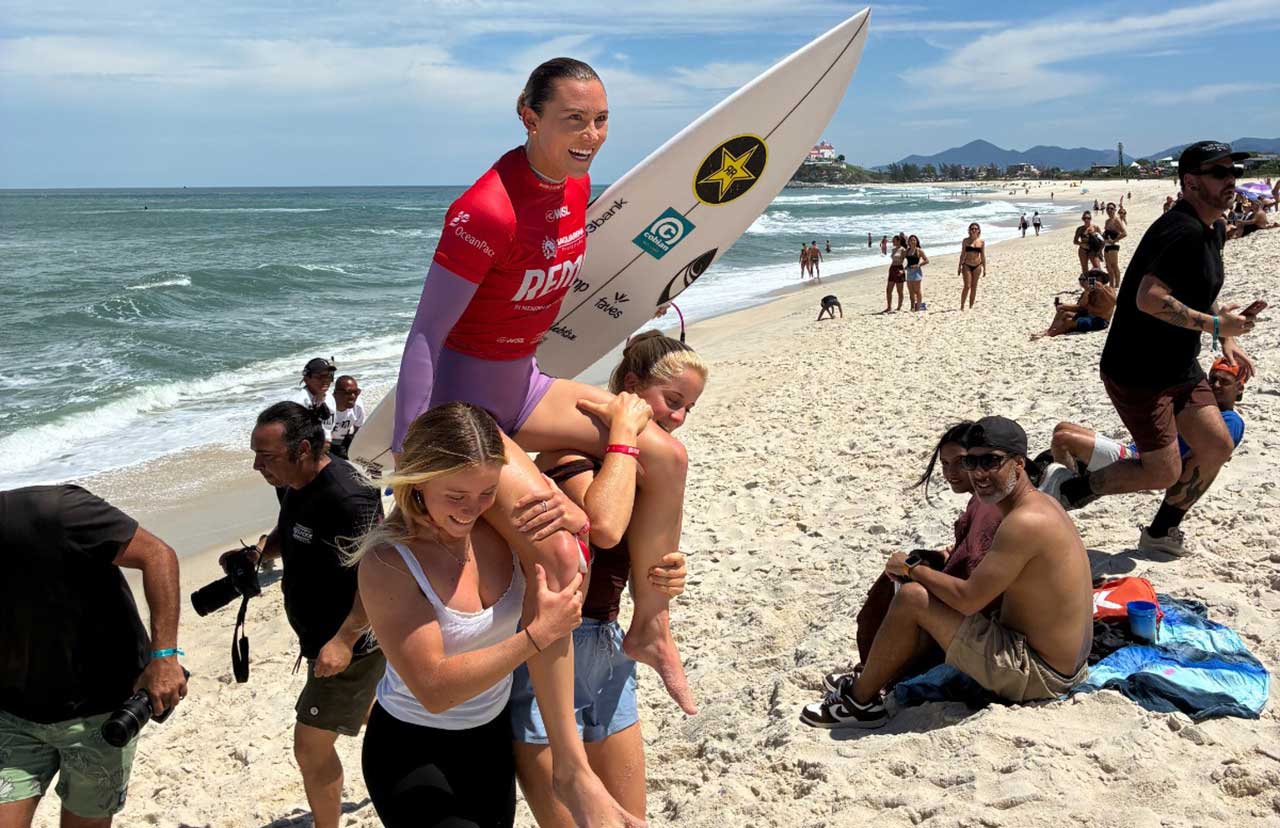 Atleta compete na Praia de Itaúna durante o WSL REMA 2026