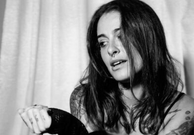Lara Orin, cantora e compositora que lança o single Confesso