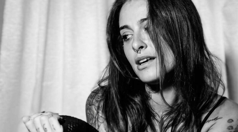 Lara Orin, cantora e compositora que lança o single Confesso
