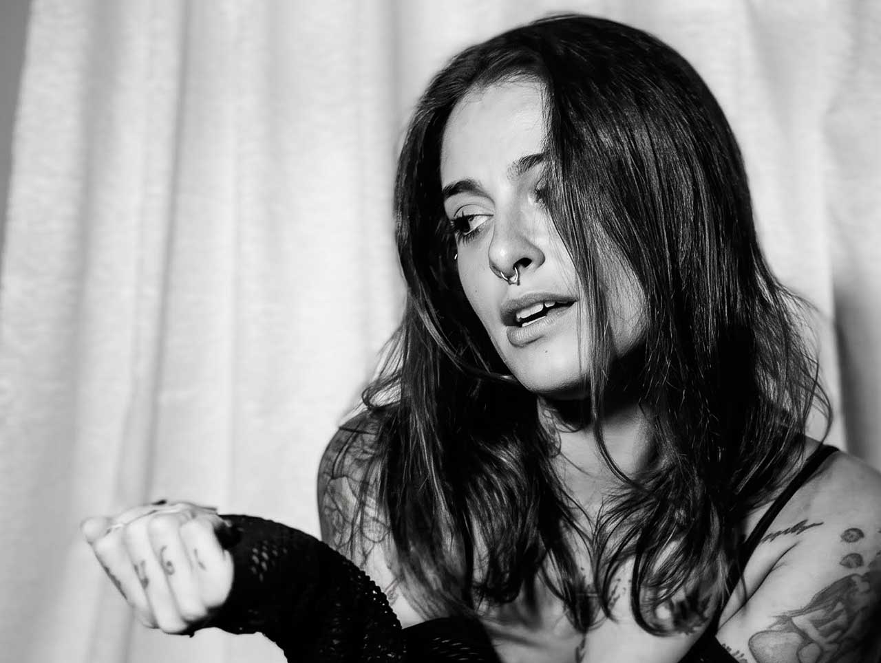 Lara Orin, cantora e compositora que lança o single Confesso