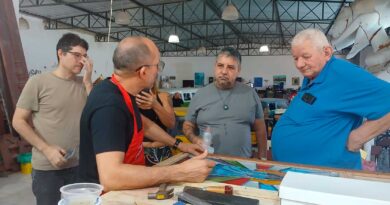 Alunos do curso de vitrais apresentam peças produzidas em oficina em Maricá.