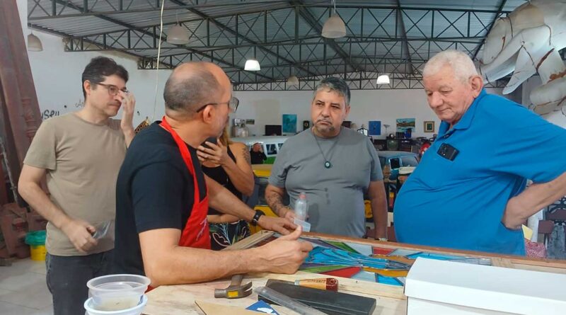 Alunos do curso de vitrais apresentam peças produzidas em oficina em Maricá.