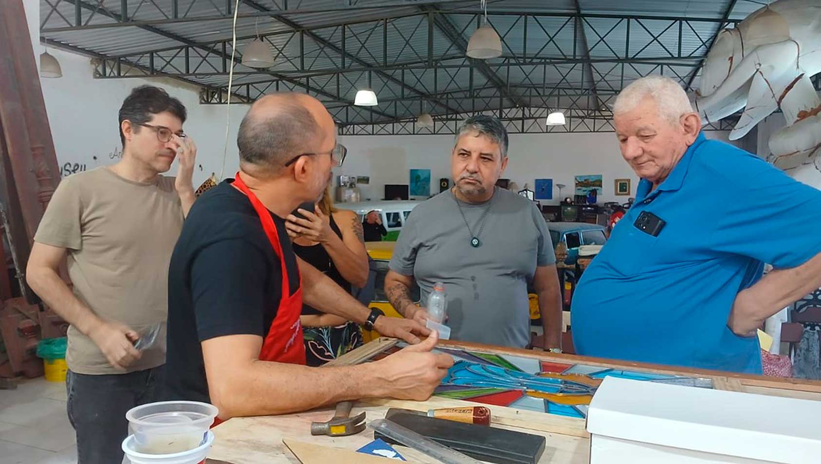 Alunos do curso de vitrais apresentam peças produzidas em oficina em Maricá.