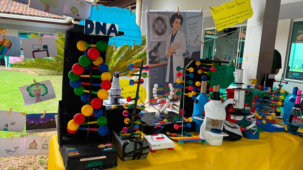 Estudantes apresentam projetos na Feira de Ciências 2026 em escola municipal de Araruama.