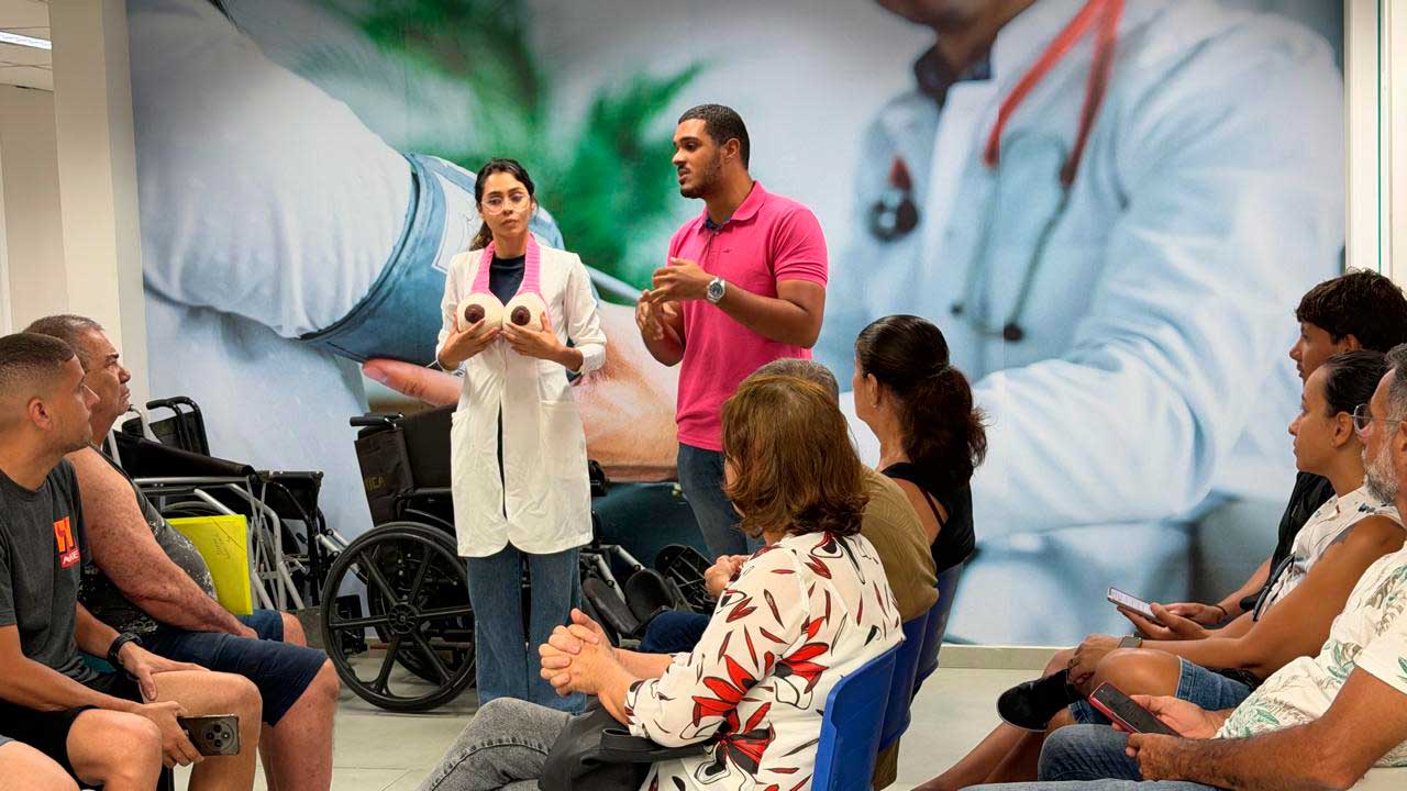 Ação de conscientização sobre o Outubro Rosa na Policlínica Municipal de São Pedro da Aldeia.