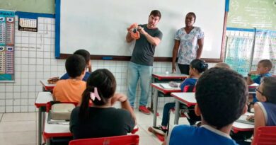 Estudantes da Escola Municipal Barnabé Mariano de Souza participam de atividades de saúde escolar em São Pedro da Aldeia.