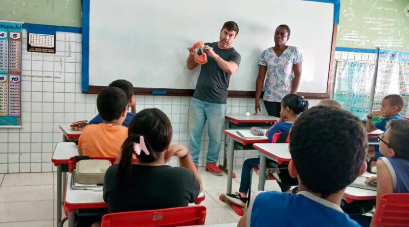 Estudantes da Escola Municipal Barnabé Mariano de Souza participam de atividades de saúde escolar em São Pedro da Aldeia.