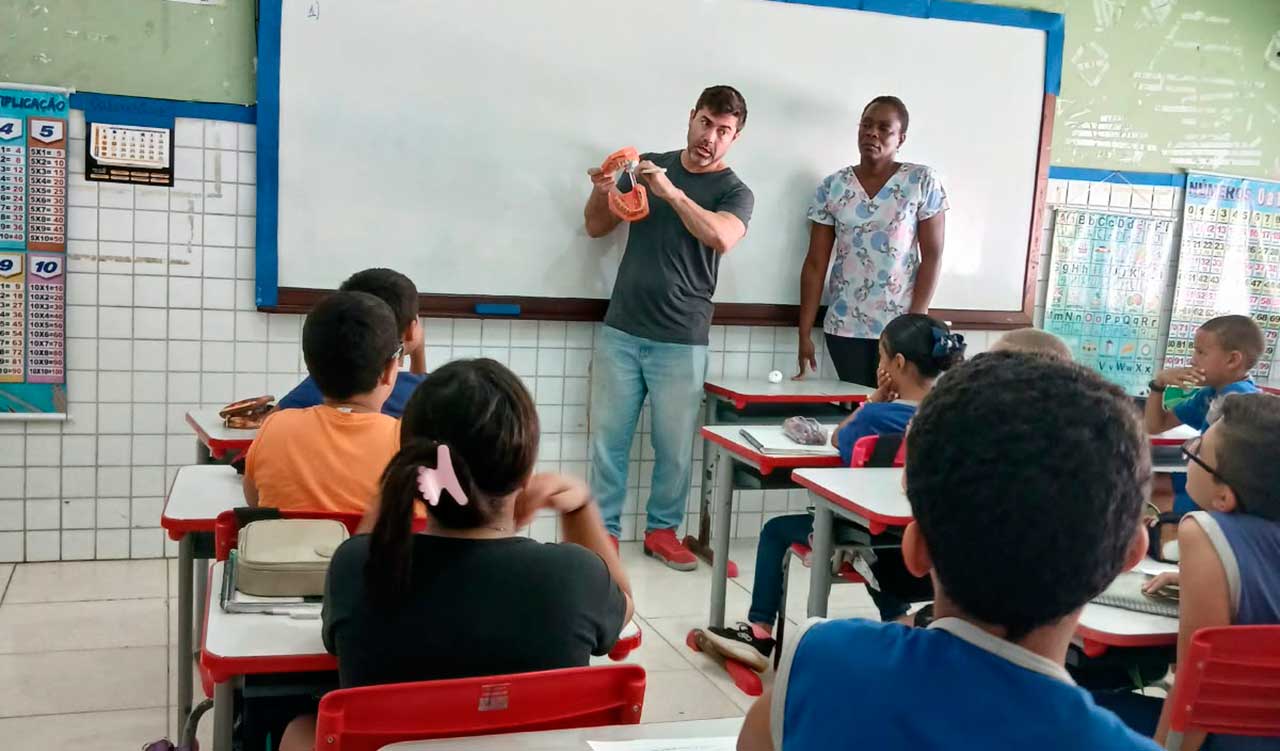 Estudantes da Escola Municipal Barnabé Mariano de Souza participam de atividades de saúde escolar em São Pedro da Aldeia.