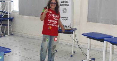 Vereadora Andrea Cunha durante o segundo turno das eleições de 2026 em Maricá.