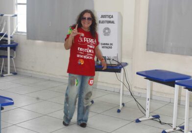 Vereadora Andrea Cunha durante o segundo turno das eleições de 2026 em Maricá.