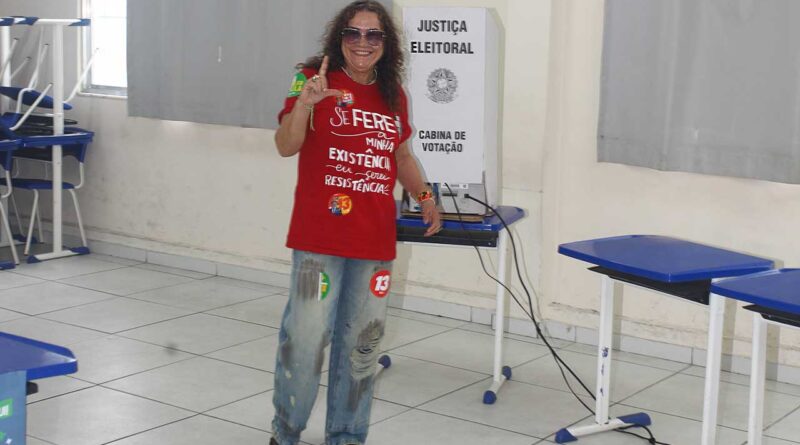 Vereadora Andrea Cunha durante o segundo turno das eleições de 2026 em Maricá.