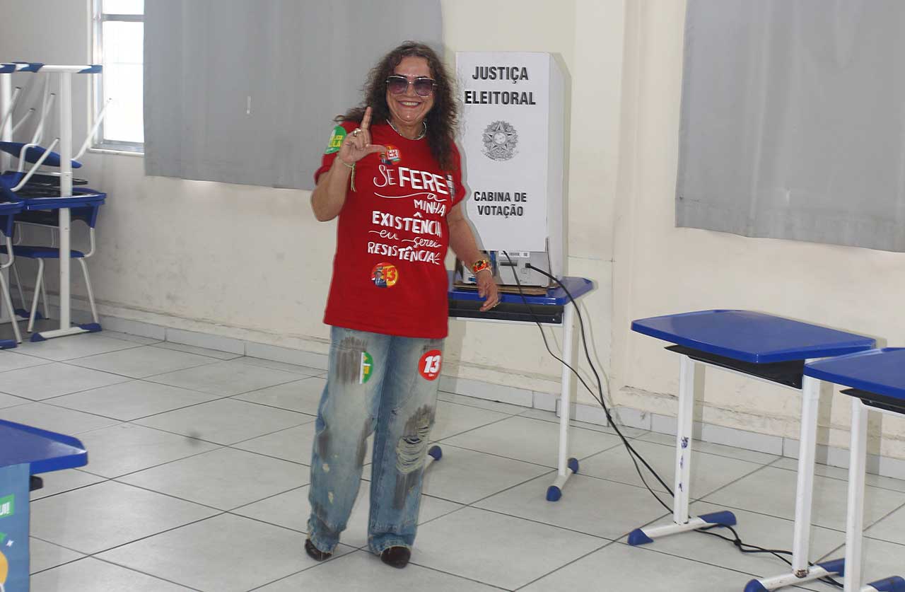 Vereadora Andrea Cunha durante o segundo turno das eleições de 2026 em Maricá.