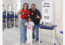 Washington Quaquá acompanhado da esposa Gabriela Lopes e da filha Helena no Centro de Maricá durante as eleições de 2026.