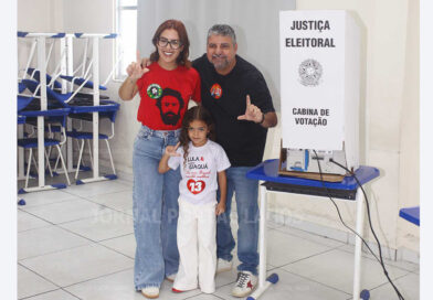 Washington Quaquá acompanhado da esposa Gabriela Lopes e da filha Helena no Centro de Maricá durante as eleições de 2026.