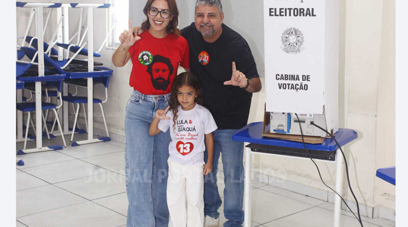 Washington Quaquá acompanhado da esposa Gabriela Lopes e da filha Helena no Centro de Maricá durante as eleições de 2026.