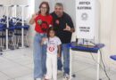 Washington Quaquá acompanhado da esposa Gabriela Lopes e da filha Helena no Centro de Maricá durante as eleições de 2026.