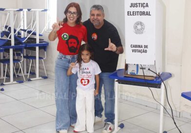 Washington Quaquá acompanhado da esposa Gabriela Lopes e da filha Helena no Centro de Maricá durante as eleições de 2026.