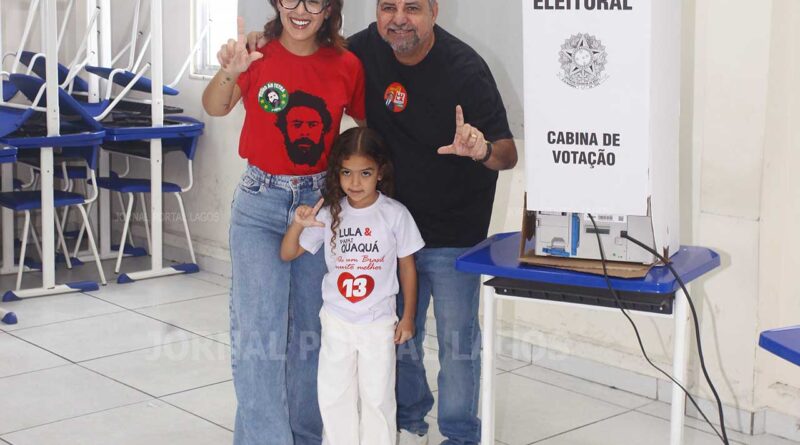 Washington Quaquá acompanhado da esposa Gabriela Lopes e da filha Helena no Centro de Maricá durante as eleições de 2026.