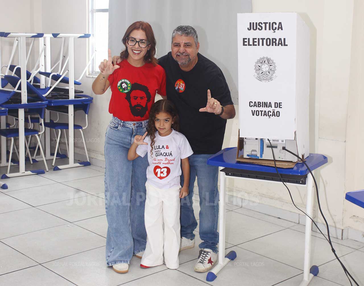 Washington Quaquá acompanhado da esposa Gabriela Lopes e da filha Helena no Centro de Maricá durante as eleições de 2026.