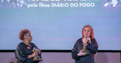 - Isabel Teixeira recebe o prêmio de Melhor Atriz no Festival do Rio pelo filme Diário de Fogo.