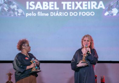 - Isabel Teixeira recebe o prêmio de Melhor Atriz no Festival do Rio pelo filme Diário de Fogo.