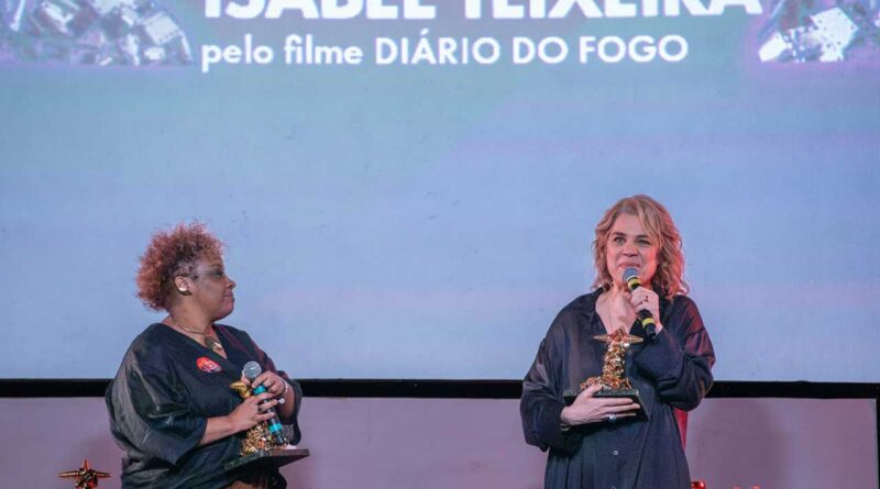 - Isabel Teixeira recebe o prêmio de Melhor Atriz no Festival do Rio pelo filme Diário de Fogo.