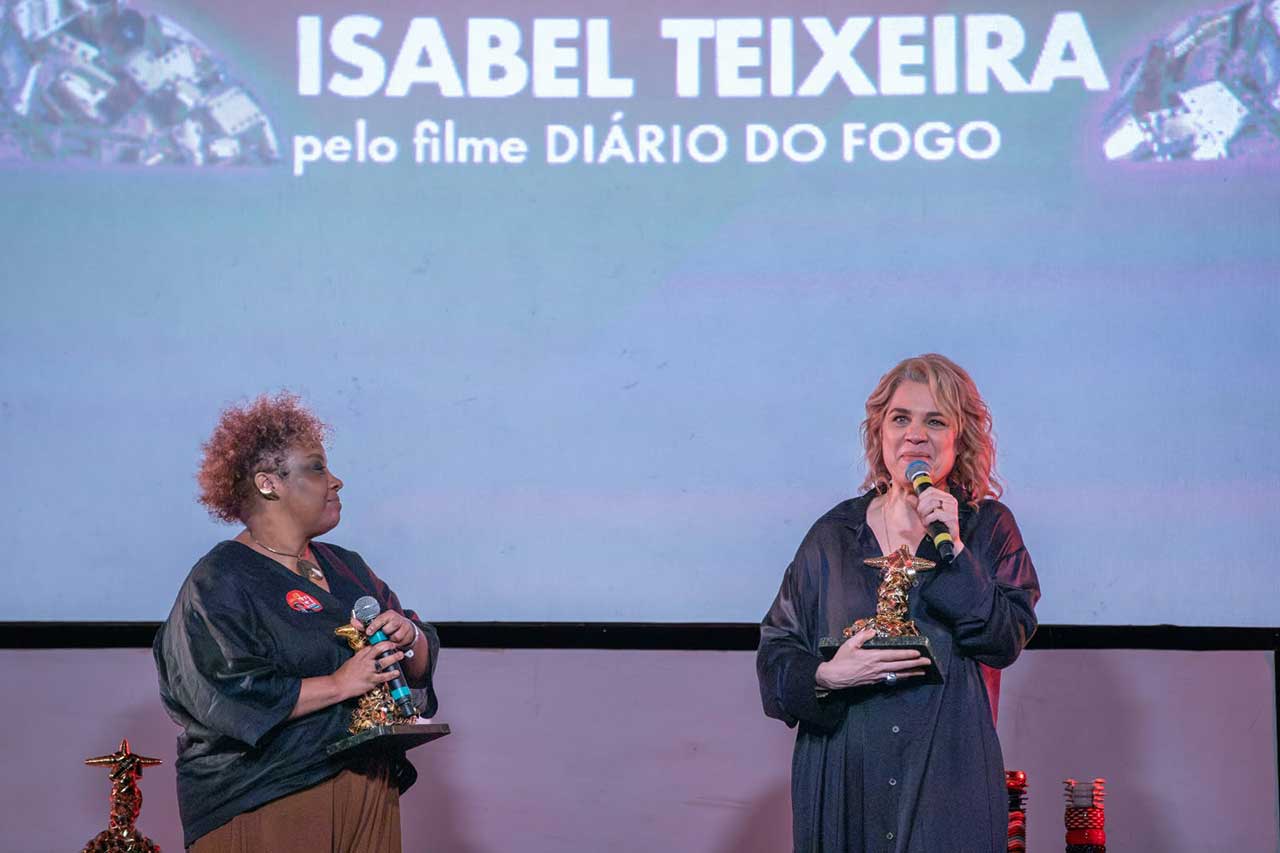 - Isabel Teixeira recebe o prêmio de Melhor Atriz no Festival do Rio pelo filme Diário de Fogo.