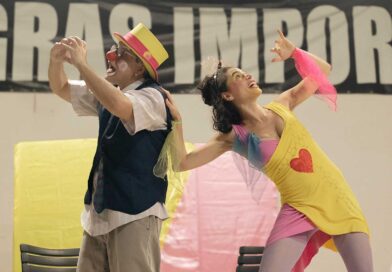 Espetáculo teatral Um Ato de Amor aborda o parto por meio da palhaçaria em Maricá