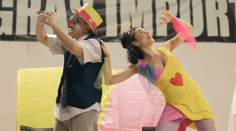 Espetáculo teatral Um Ato de Amor aborda o parto por meio da palhaçaria em Maricá
