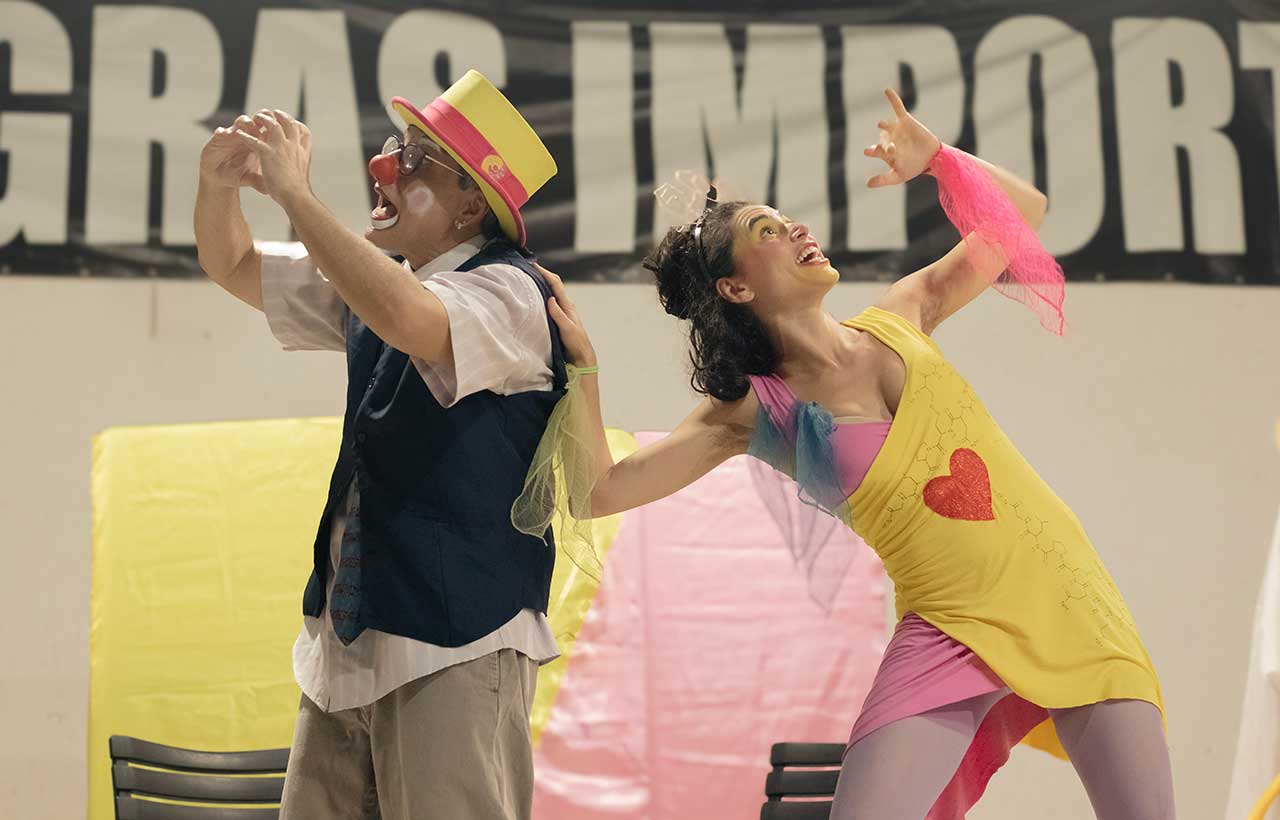 Espetáculo teatral Um Ato de Amor aborda o parto por meio da palhaçaria em Maricá