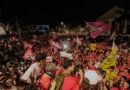Estudantes e apoiadores de Lula durante manifestação na Praça Orlando de Barros Pimentel, em Maricá, no dia 9 de outubro de 2026.