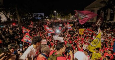 Estudantes e apoiadores de Lula durante manifestação na Praça Orlando de Barros Pimentel, em Maricá, no dia 9 de outubro de 2026.