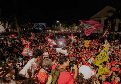 Estudantes e apoiadores de Lula durante manifestação na Praça Orlando de Barros Pimentel, em Maricá, no dia 9 de outubro de 2026.