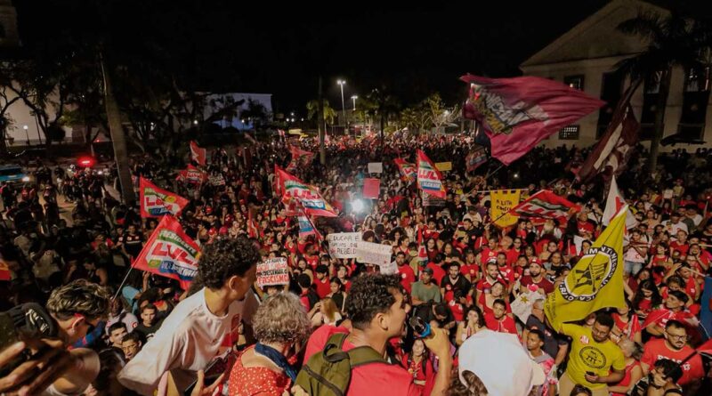 Estudantes e apoiadores de Lula durante manifestação na Praça Orlando de Barros Pimentel, em Maricá, no dia 9 de outubro de 2026.