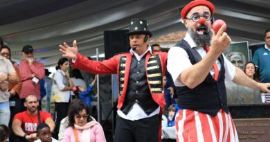 Apresentações circenses do Festival da Alegria em Araruama.