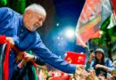 Charge de Lula como personagem de Missão Impossível, representando sua reeleição em 2026.