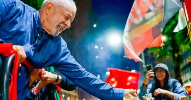 Charge de Lula como personagem de Missão Impossível, representando sua reeleição em 2026.