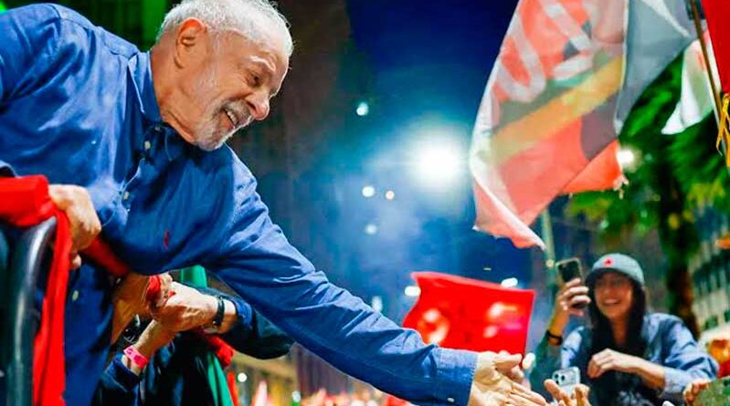 Charge de Lula como personagem de Missão Impossível, representando sua reeleição em 2026.