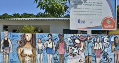 Ação social na Casa da Mulher de Maricá oferece serviços gratuitos de beleza e atendimento psicológico.