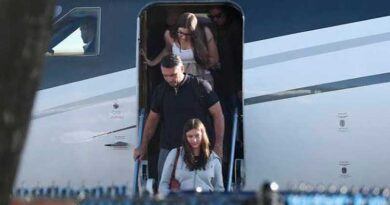 Flávio Bolsonaro e família chegam a Miami após viagem em avião privado.