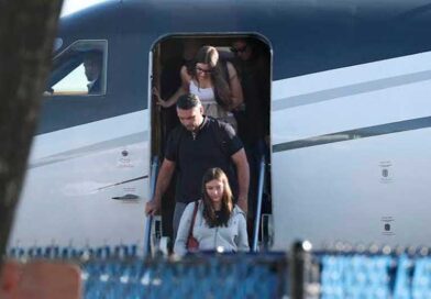 Flávio Bolsonaro e família chegam a Miami após viagem em avião privado.
