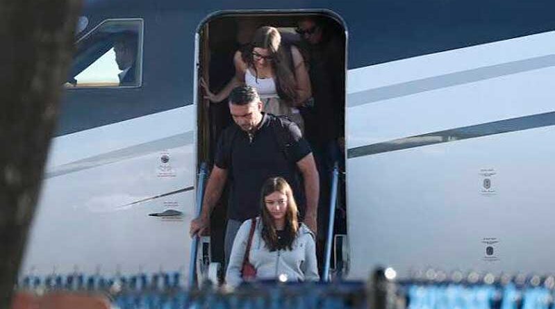 Flávio Bolsonaro e família chegam a Miami após viagem em avião privado.